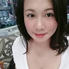 桃園隱藏版景點！全台最⼤「原住⺠文創基地」✨ 園區集結了超過40間原住⺠特⾊店家🏪 從⼿⼯藝、潮流設計到特⾊餐飲，⼀次打卡收集！  建築設計融合⾃然元素與原住⺠族文化🌊 挑空中庭與天窗設計，輕鬆拍出唯美意境照！ 快約上朋友來⾛⾛，⼀次體驗原住⺠的「吃喝玩樂」吧 ...