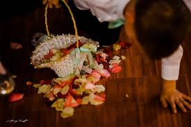 Idealerweise sind die blüten für die blumenkinder auf den strauß der braut und die restliche da es eine echte ehre ist, als blumenkind auf der hochzeit aktiv zu werden, kann es bei geschwisterkindern zu eifersucht und streit kommen. Blumenkind Hochzeitsfotografie Brautpaar Mennoniten Kirche Braunschweig Blumenstreuen Hochzeit Hochzeitsfotograf Hochzeitsfotograf Hamburg