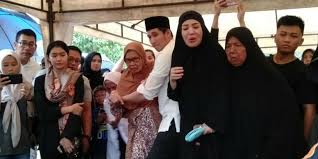 Anindia yandirest ayunda (lahir di padang, 10 januari 1989; Nindy Ayunda Berlinang Air Mata Ceritakan Penyakit Yang Diderita Mendiang Ayahnya