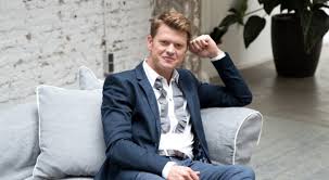 Als presentator is beau van erven dorens onder meer bekend van five days inside, beau blijft binnen, de sleutel, rtl boulevard. Mooi Beau Van Erven Dorens Verrast Daklozen Met Een Ontbijtje