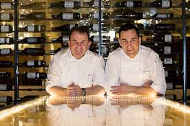 Paolo casagrande, originario del veneto ma in giro per l'europa da sempre, è uno degli chef italiani che si sono affermati nel panorama culinario europeo conquistando le tre stelle michelin.il suo ristorante lasarte si trova a barcellona e il menù unisce sapientemente la cucina spagnola e quella italiana. Paolo Casagrande Chi E Lo Chef Ospite Della Finale Di Masterchef Italia 9 Dissapore