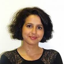 Le pantalon rouge de Nadia Roz dans Burger Quiz