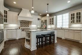 30 Antique White Kitchen Cabinets Design Photos Antique White Kitchen Antique White Kitchen Cabinets Off White Kitchen Cabinets