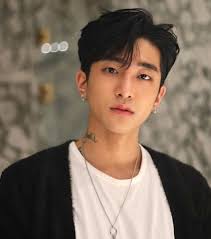 Middle Part Hairstyles Medium In 2020 Men Haircut Styles Asian Haircut Korean Short Hair