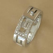 Gucci ürünlerini yüzlerce farklı model seçeneği ve boyner.com.tr avantajları ile satın almak için hemen alışverişe başlayın! Bague Moderne Or Blanc Diamants Signee Gucci