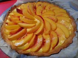 Sfornate fate raffreddare, servite una fetta di crostata di pesche fresca accompagnata ad un ciuffo di panna. La Crostata Di Pesche Fresche Tutto Il Sapore Dell Estate