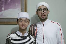 (lahir di solo, 9 januari 1989; Biodata Keluarga Gus Azmi Masnurul