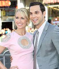 Pitch perfect costars anna camp and skylar astin are dating, multiple insiders tell us weekly exclusively. Anna Camp And Skylar Astin S Wedding Is The Pitch Perfect Reunion You Ve Been Waiting For Glamour