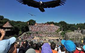 1h40, il est conseillé d'arriver 1h avant le début de la représentation) un spectacle grandiose au puy du fou. Coronavirus Apres La Polemique Des 12000 Spectateurs Le Puy Du Fou Revoit Sa Copie Le Parisien