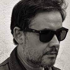 Roberto Rowe's Instagram, Twitter & Facebook