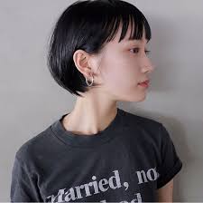 襟足を柔らかく収めたカットでフェミニンショートに ヘアスタイル