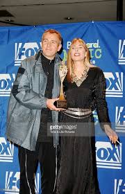 Peter Gabriel And Joni Mitchell With Award At The Billboard Music Awards 1995 Peter Gabriel Joni Billboard Music Awards