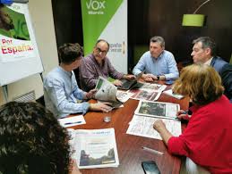 «es que en uno de los países más seguros del mundo salga alguien a decir lo de llevar armas en referencia a la propuesta de abascal en precampaña y durante dos semanas estemos debatiendo sobre eso es porque los medios le dedican una atención que no. Vox No Se Pronuncia Sobre Posibles Pactos De Gobierno Sin Sentarse A Hablar Primero Radio Murcia Cadena Ser