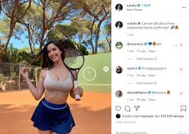 Esto podría confirmar los rumores de una relación amorosa entre la modelo y el futbolista1 min. Showing Off Sexy Photos While Playing Tennis This Model Makes Neymar Clench