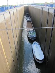 This size is known as panamax. Freizeittipp Besichtigen Sie Die Schleusengruppe Uelzen In Wrestedt Esterholz Schone Heide