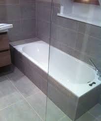 bad afgewerkt met tegels naast inloopdouche bad villeroy boch oberon kraanwerk hansgrohe uno2 badrandmontage badkamer inloopdouche bad