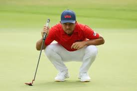 He locks the putter to his left arm with his right hand just above his left wrist. R3khdue4vpiazm