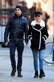 On screen, jennifer lawrence plays an unnamed heroine whose domestic idyll is overrun by. Jennifer Lawrence And Darren Aronofsky Go Public With Their Romance As They Bundle Up For Stroll In Nyc The Ultimate Source