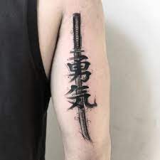 Katana E Escrita Coragem Criado Na Hora Artista Adriano Oli Estudio Oli Tattoo Art Rua Patroci Tattoos For Guys Japanese Tattoos For Men Japanese Tattoo Art