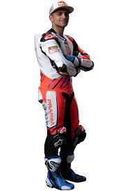 Jun 12, 2021 · jorge martín debuta esta temporada en la categoría reina del mundial de motogp, y su arranque de temporada no pudo se más espectacular.el español consiguió la pole position y su primer podio (3º) en la segunda parada del calendario, el gran premio de doha, una carrera que el madrileño lideró fantásticamente desde la primera vuelta hasta la 18, fue segundo de la 19 a la 21 y acabó. Motogp Riders