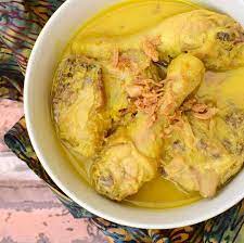 Kali ini, kita akan menggoreng ayam terlebih dahulu sebelum dicampur ke bumbu halus yang sudah ditumis dan diberi kuah santan. 5 Tips Membuat Opor Ayam Lebaran Yang Sedap