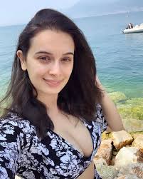 Sneak a peek on my first look for @kklhthefilm w/ @sunnyleone @ramkapoor like it?. Evelyn Sharma Latest Pics