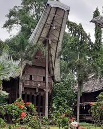 Rumah adat yang satu ini memiliki gaya panggung, di mana perbedaan rumah panggung ini dengan rumah. Fungsi Rumah Adat Tongkonan Toraja Berasal Dari Sulawesi Selatan