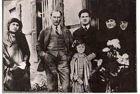 Atatürk'ün ai̇lesi̇ özel hayati ,genel hayati. Ataturk Ve Ailesi Nadide Fotograflar Nisan Resim