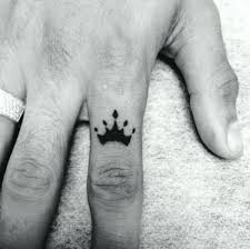 40 Kleine Tattoo Designs Fur Manner Mit Tiefen Bedeutungen Kleine Tattoos Auf Der Hand Kleines Tattoo Kronen Tattoos