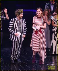 För artisten, se beetlejuice (underhållare). Geena Davis Honored By Beetlejuice Musical On Broadway Photo 4357156 Geena Davis Pictures Just Jared