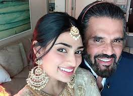 Suniel shetty talks about ahan, athiya, motichoor chaknachoor controversy, akshay, ajay, rajinikanth. Athiya Shetty And Suniel Shetty Are All Smiles As They Pose For A Selfie At A Wedding Bollywood News Bollywood Hungama