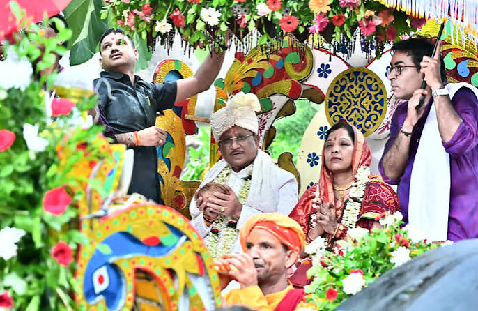 मुख्यमंत्री विष्णुदेव साय ने दोकड़ा की ऐतिहासिक रथयात्रा में निभाई गजपति महाराजा की परंपरा : भगवान श्री जगन्नाथ का रथ खींचकर ...