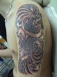 The high level of secrecy surrounding the tattoos, combined with yakuza gang members pose for a photograph that shows their traditional irezumi tattoo designs. Gambar Tato Di Lengan Tangan Tato Yakuza Tato Ikan Koi Tato