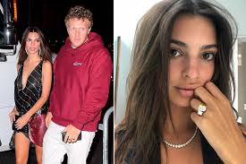 Während die hochzeit von emily ratajkowski und bear mcclard eher unprätentiös ausfiel, ist ihr honeymoon danach umso luxuriöser. Endlich Emily Ratajkowski Zeigt Ihren Verlobungsring Vogue Germany