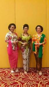 Check spelling or type a new query. Kebaya Jawa Klasik Vs Moderen Model Pakaian Pakaian Kain