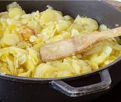 Le cipolle stufate in padella sono un ottimo contorno da preparare quando si hanno pochi ingredienti a disposizione ma non si intende rinunciare a realizzare un piatto davvero saporito. Ricetta Tortilla De Patatas Spagnola In Padella Facilissima E Deliziosa
