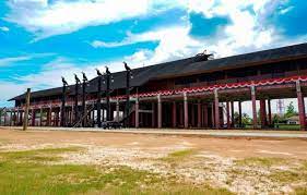 Beberapa jenis tarian seperti tari pingan, tari pedang, tari janggon, tari monong. Nama Rumah Adat Kalimantan Barat Beserta Gambar Penjelasannya