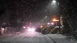 Κατά τις νυχτερινές ώρες νιφάδες χιονιού έκαναν την εμφάνιση τους όπως και τώρα. Binteo Pyknh Xionoptwsh Sto Maroysi Megalo Ypsos Xionioy Stoys Dromoys