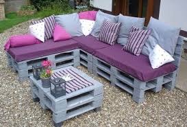 La table basse est un meuble si simple à réaliser qu'elle a inspiré de nombreuses interprétations servant, tout simplement, de décorations supplémentaires pour un salon de jardin moderne. 20 Modeles De Salons De Jardin Fabriques En Bois De Palettes Bois Salon De Jardin Palettes Meuble Jardin Palette Et Palette Jardin