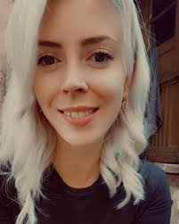 Hey ihr Lieben 💕 ich möchte mich kurz vorstellen, mein Name ist Vanessa.  Ich bin 25 Jahre alt und seit 8 Jahren ausgelernte Friseurin, seit 2020  darf ich mich stolz Friseurmeisterin nennen.