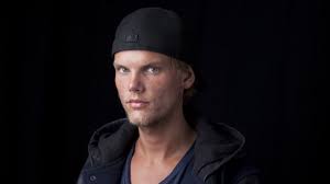 Swedish house producer and the name behind global hits wake me up! and seek bromance. en.wikipedia.org ä¸–ç•Œçš„äººæ°—djã®ã‚¢ãƒ´ã‚£ãƒ¼ãƒãƒ¼ãŒæ­»åŽ» Vogue Japan