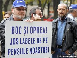 Aflat la cumpărături, preşedintele a fost întrebat de reporterul unei televiziuni ce părere are despre decizia îccj privind recalcularea pensiilor militare. Video Criza Pensiilor Militarilor Vezi In Articol Cum Au Fost Recalculate Si Cine A Fost Afectat Plus Ce I Spun Pe Mail Ofiterii Lui Traian Basescu Si Cum Le Raspunde Seful Statului