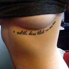 ¿cómo hacer tatuajes pequeños y delicados? 10 Tatuajes De Frases Grandes Y Pequenas Debajo De Los Senos
