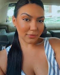 Ester Fernandes's Instagram, Twitter & Facebook