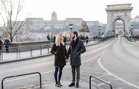 Most of altstadt is pedestrianised and it's small enough to explore on foot, and buses leave from the hauptbahnhof for other parts of the city. Paarshooting Budapest Paar Fotos Paarfotos Parchenfotos