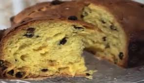 700 g di farina,60 g di lievito di birra, 250 g di burro, sei tuorli, 250 g di zucchero, la scorza Panettone Per Natale Fatto In Casa La Ricetta Soffice E Facile