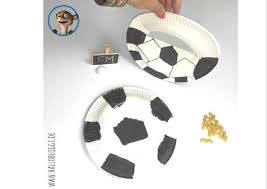 Slidercard, schiebekarte oder auch kullerkarte. Mein Krachmacher Wir Basteln Fur Die Fussball Weltmeisterschaft