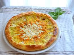 Nel frattempo preparate la crema mescolando il tuorlo, l'uovo la robiola e la panna. Torta Salata Con Fiori Di Zucca E Ricotta Le Ricette Di Simo E Cicci