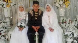 Sebab dia juga menyoroti kasus desak made darmawati yang diduga menghina terkait ulah dua orang tersebut, gus yaqut juga mengajak masyarakat untuk tak terpancing. Pria Nikahi 2 Wanita Sekaligus Warganet Fokus Ke Ekspresi Pengantin Citizen6 Liputan6 Com