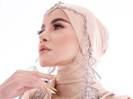 Biodata dan Agama Olla Ramlan, Aktris yang Busananya Dihujat Netizen saat  Kondangan ke Luna-Maxime